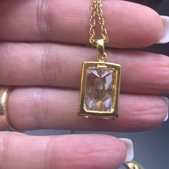- Large Rectangular Faceted Clear stone W/ Gold Tone Chain and Flower. - Picture 5 of 9